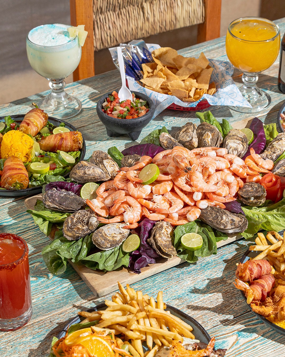 Mesa servida con variedad de mariscos